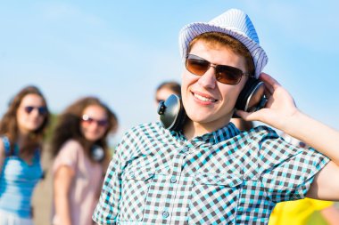 Güneş gözlüklü genç adam.