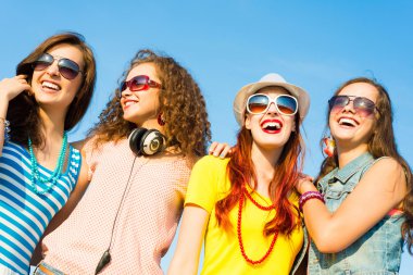 Bir grup mutlu genç insan.