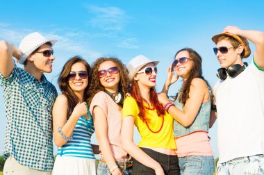 Bir grup mutlu genç insan.