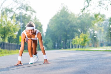 kadın atlet başlangıç poz ayakta