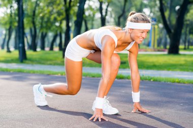 kadın atlet başlangıç poz ayakta