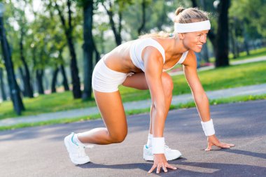 kadın atlet başlangıç poz ayakta