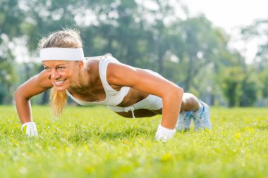 itme yaparken kadın ups parkta