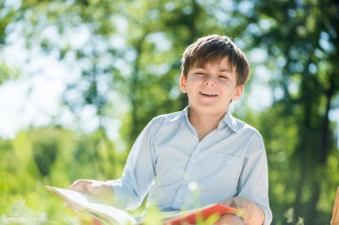 Park çocukla el kitabı