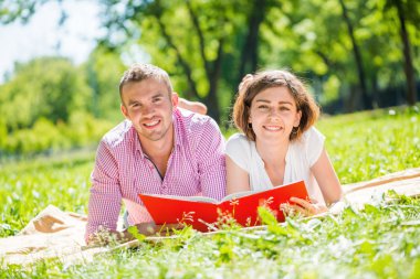 Romantik Çift Park yalan