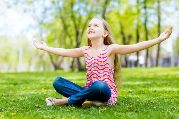 Ritratto di una ragazza in un parco — Foto Stock