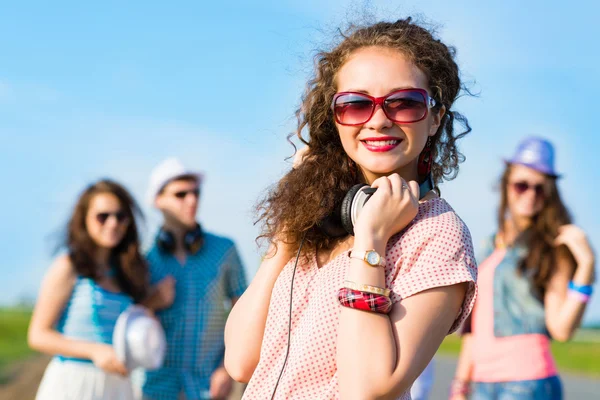 Junge Frau mit Kopfhörern — Stockfoto