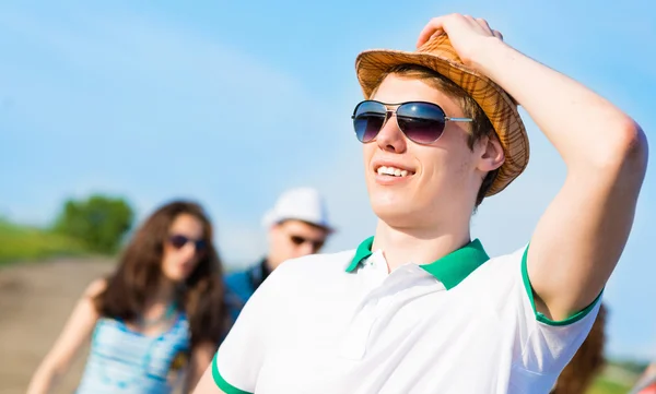 Mladý muž ve slunečních brýlích — Stock fotografie