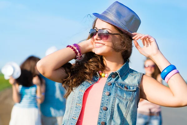 太阳镜的时尚年轻女人 — 图库照片