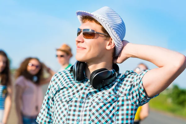 Jeune homme en lunettes de soleil — Photo