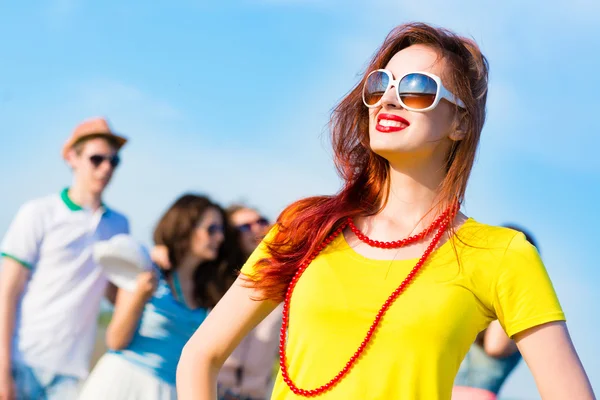 Jeune femme élégante avec des lunettes de soleil — Photo