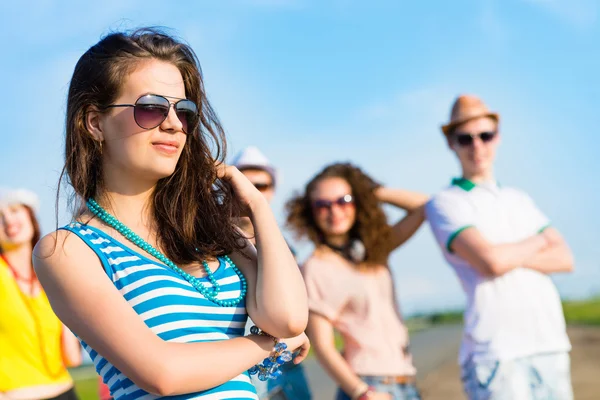 Stijlvolle jonge vrouw in zonnebril — Stockfoto