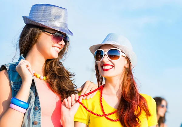 Two young girlfriends having fun — Stock Photo, Image