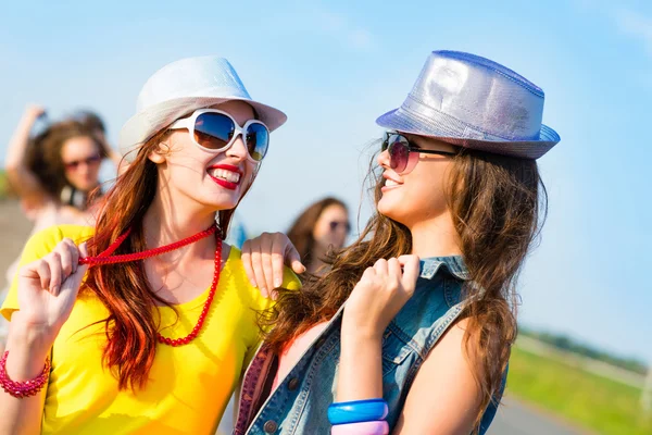 Two young girlfriends having fun — Stock Photo, Image