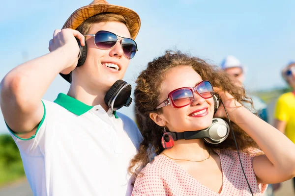 Elegante pareja joven — Foto de Stock