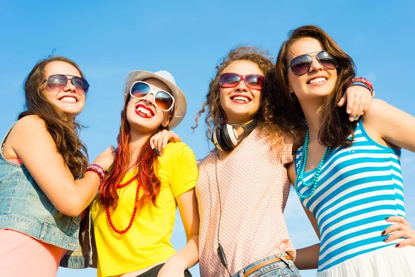 Bir grup mutlu genç insan.