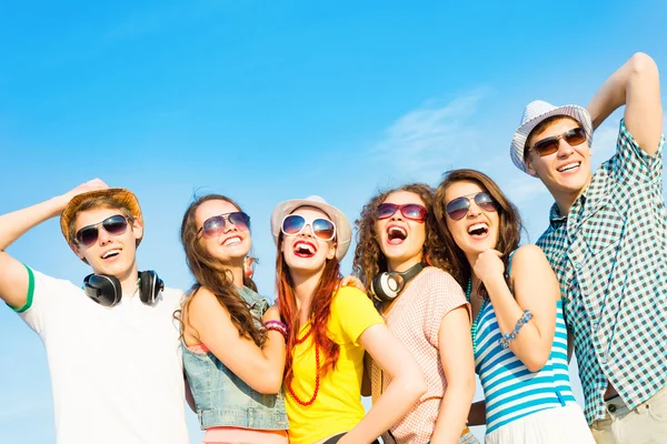 Grupo de jóvenes felices — Foto de Stock