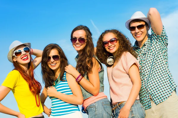 Grupo de jovens felizes — Fotografia de Stock