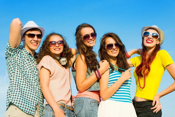 Grupo de jovens felizes — Fotografia de Stock