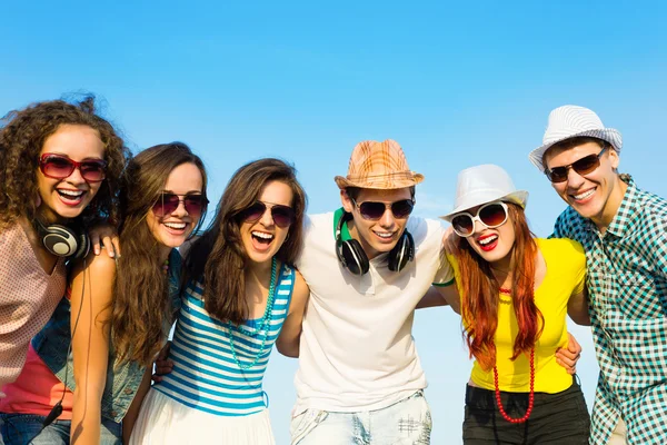 Grupo de jovens felizes — Fotografia de Stock