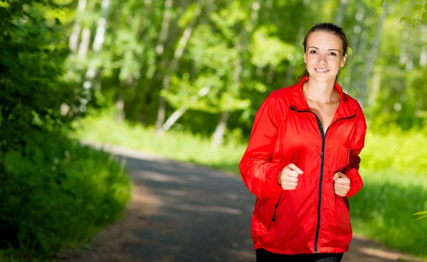 Mujer atleta corriendo en el parque de verano — Foto de Stock