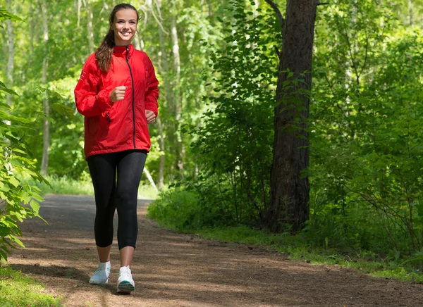 Athlète femme courant dans un parc d'été — Photo