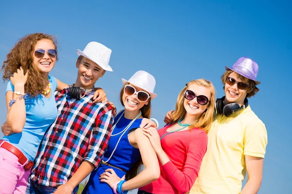 Grupo de jovens felizes — Fotografia de Stock