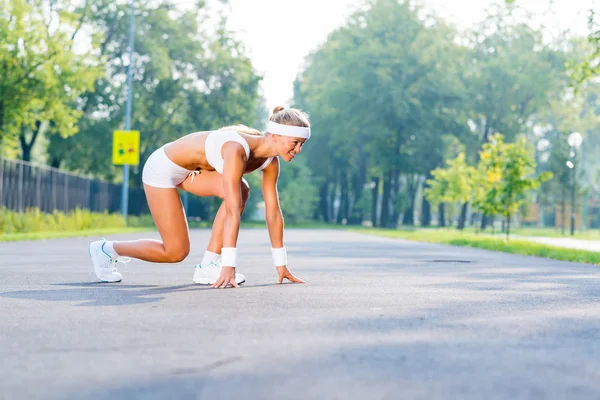 Läuferin in Startpose — Stockfoto