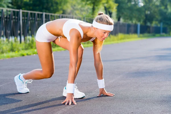 Femeie alergător în picioare în poziția de start — Fotografie, imagine de stoc