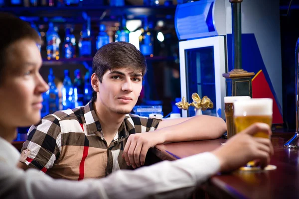 Jonge mannen aan de bar — Stockfoto