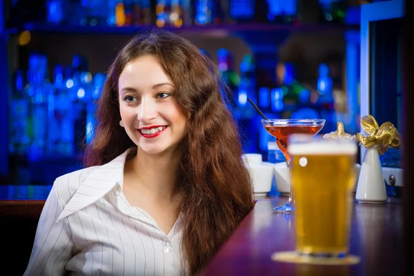 在酒吧里的年轻女人 — 图库照片