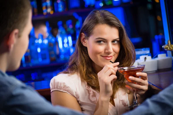 Jonge vrouw in een bar — Stockfoto