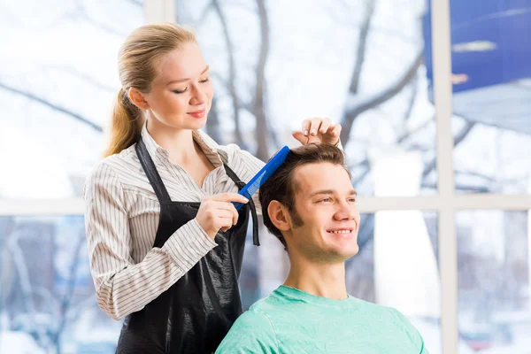 Coiffeur et client — Photo