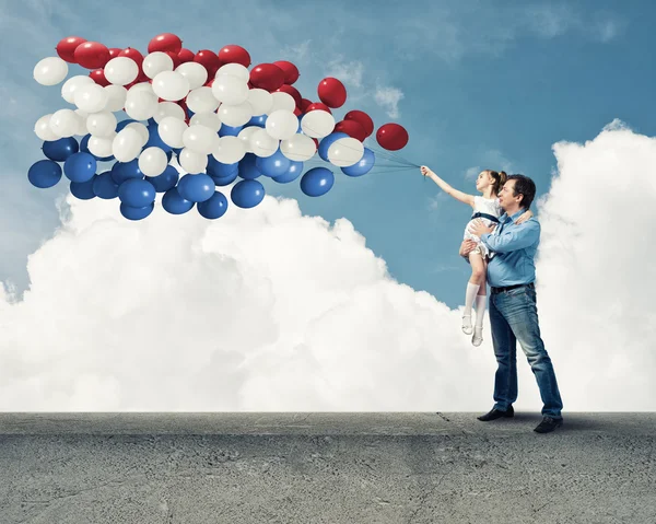 Vater und Tochter mit Luftballons — Stockfoto