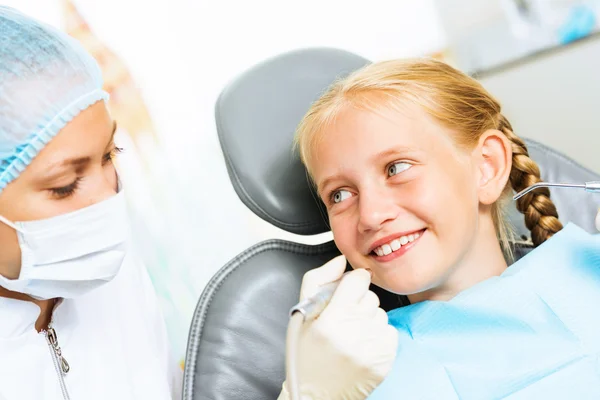 Dentista inspeccionando paciente — Foto de Stock