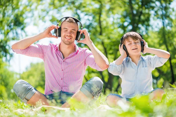 Vater und Sohn im Park — Stockfoto