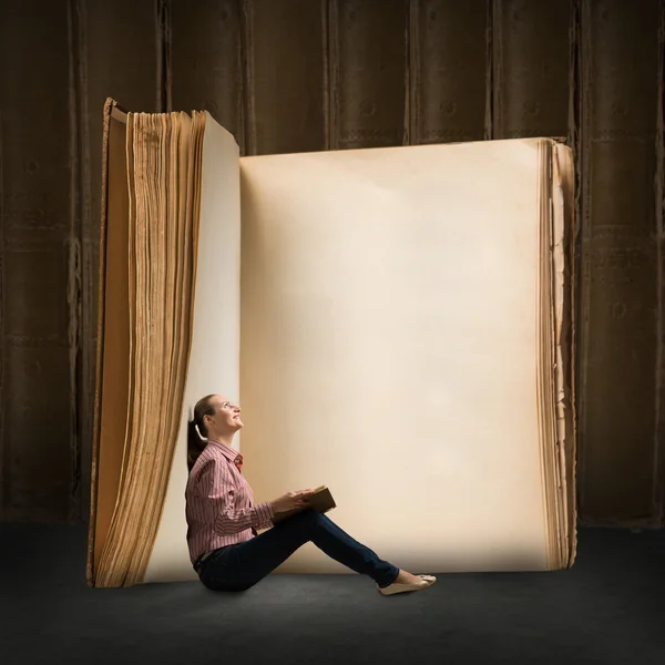 Jovem mulher lendo um livro — Fotografia de Stock