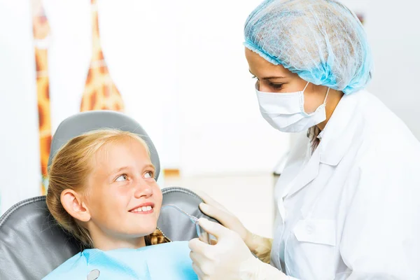 Dentista inspeccionando paciente — Foto de Stock