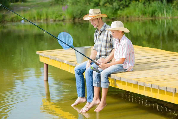 Padre e figlio pesca — Foto Stock