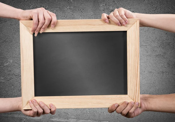 Mãos segurando quadro — Fotografia de Stock