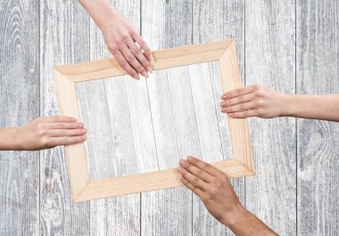 çerçeve tutan eller