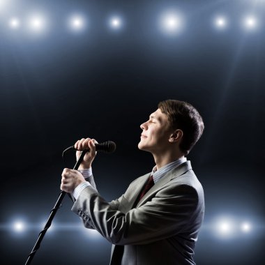 işadamı mikrofon ile