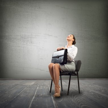 İş kadını sandalyede oturuyor.