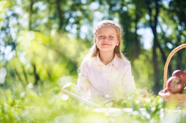 tatlı bir kız parkta