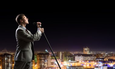 işadamı mikrofon ile