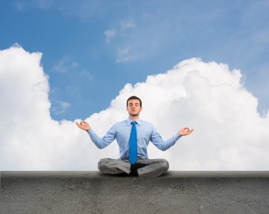 İşadamı meditasyon yapıyor