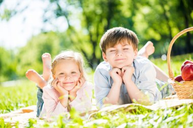 çocuklar piknik