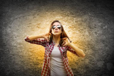 genç kız gömlek giyen kulaklık