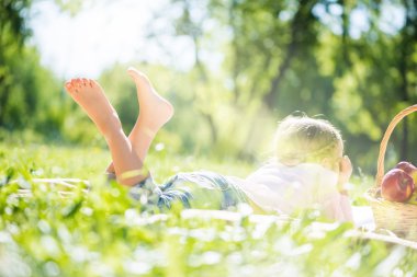 küçük kız yaz Park'ta yalan