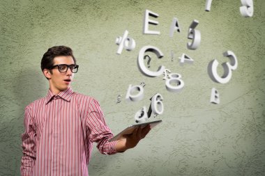 Tabletli genç adam.